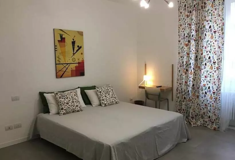 تختخواب و صبحانه Room Center Station 2
