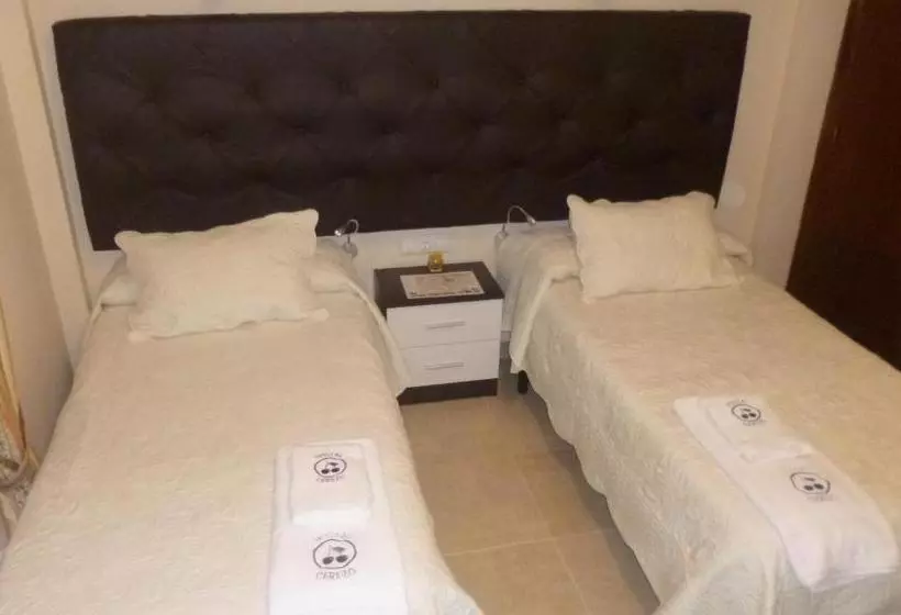 Hotelli Hostal Cerezo