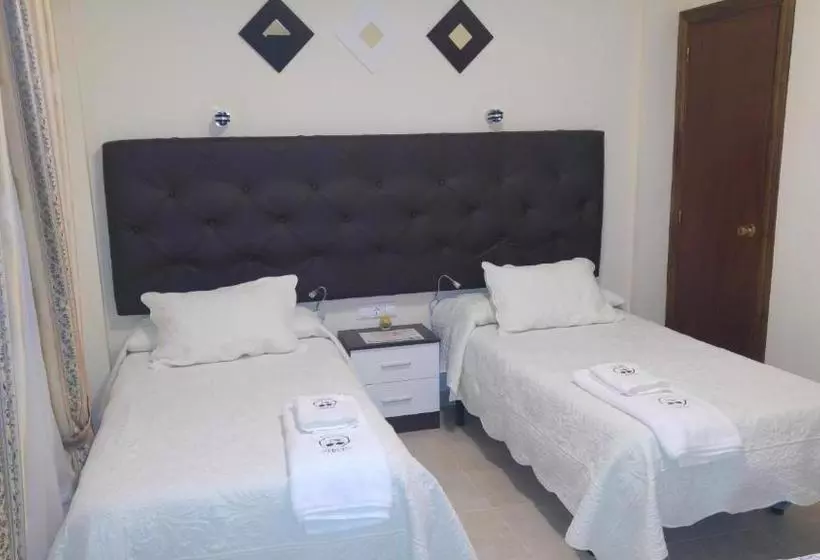 Hotelli Hostal Cerezo