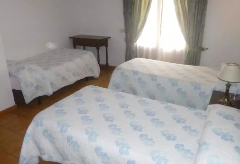 Hotelli Hostal Cerezo