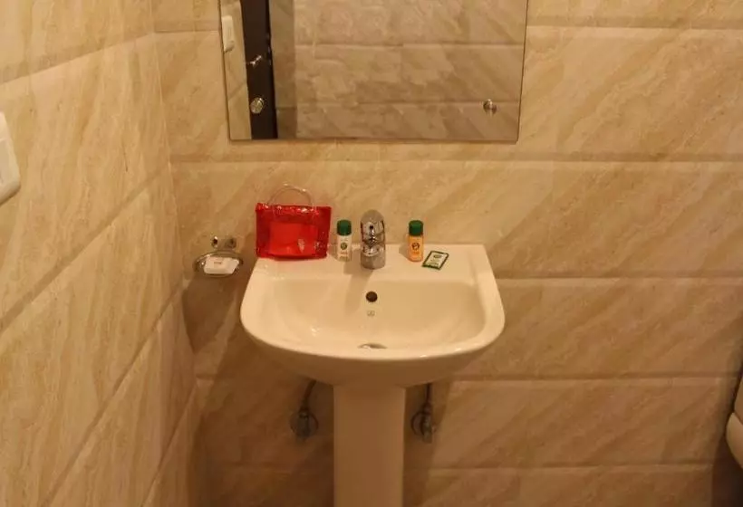 هتل Capital O 3600  Royal Windsor