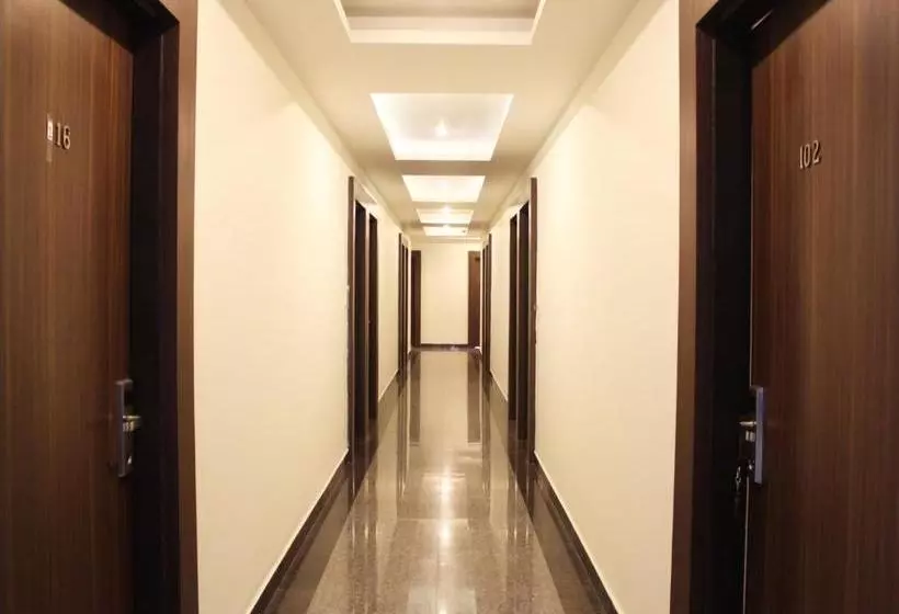 هتل Capital O 3600  Royal Windsor