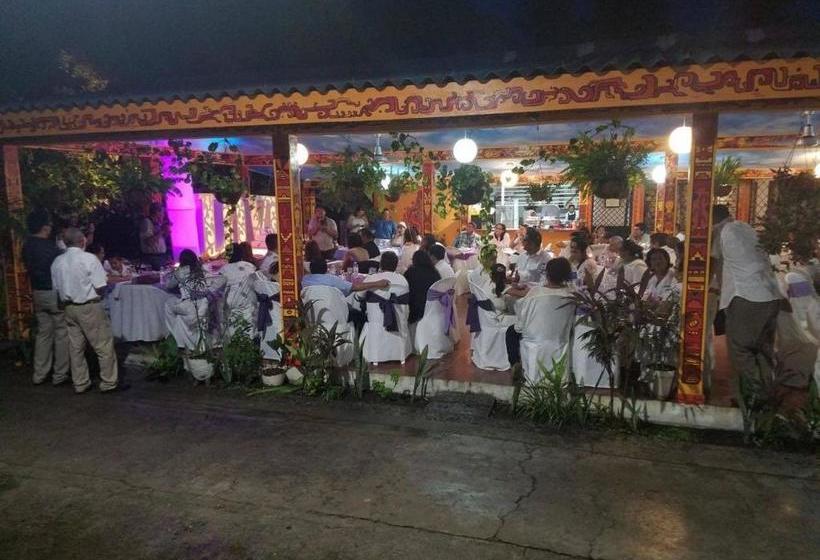 هتل Y Restaurante Rincón Familiar