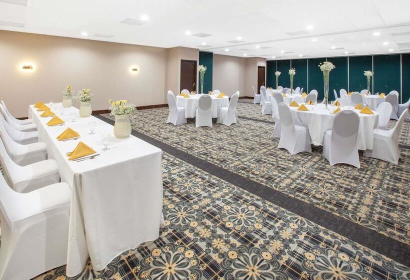 هتل Baymont By Wyndham Grand Rapids Near Downtown