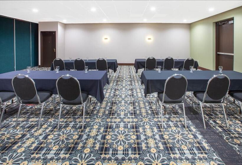 هتل Baymont By Wyndham Grand Rapids Near Downtown