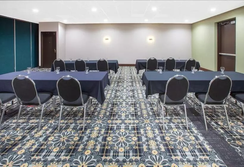 ホテル Baymont By Wyndham Grand Rapids Near Downtown