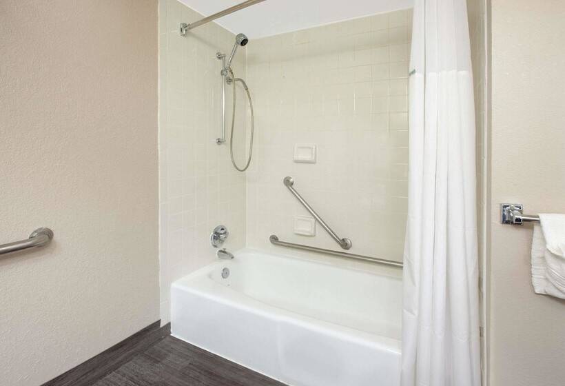 هتل Baymont By Wyndham Grand Rapids Near Downtown