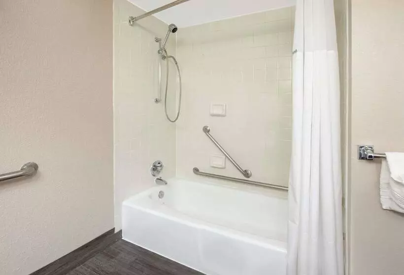ホテル Baymont By Wyndham Grand Rapids Near Downtown