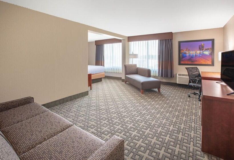 هتل Baymont By Wyndham Grand Rapids Near Downtown