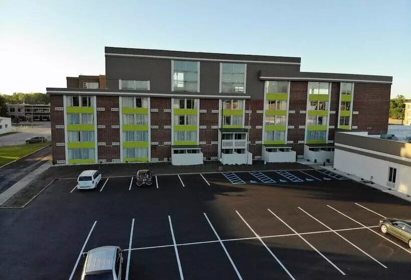 ホテル Baymont By Wyndham Grand Rapids Near Downtown