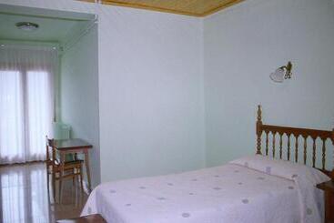 هتل Hostal Fondevila