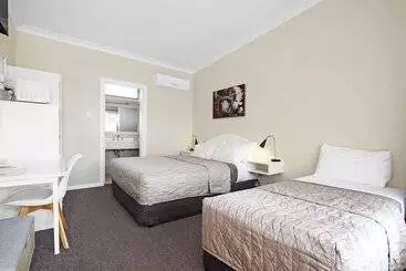 Отель Engadine Motor Inn