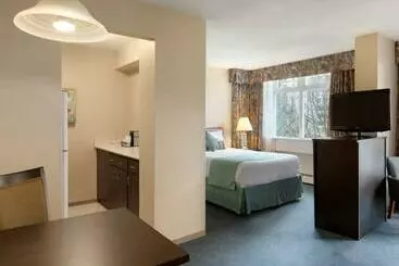 Coast Plaza Hotel & Suites