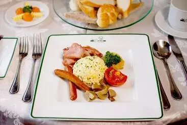 בית מלון כפרי The Hill Club