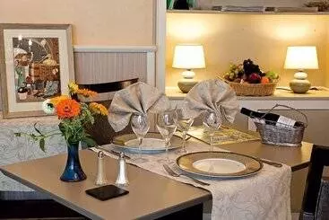 Hotel Logis Hôtel Du Pont Neuf