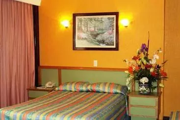 Отель Segovia Regency