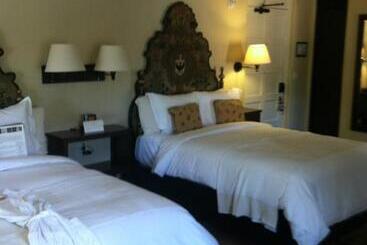 בית מלון כפרי La Fonda On The Plaza