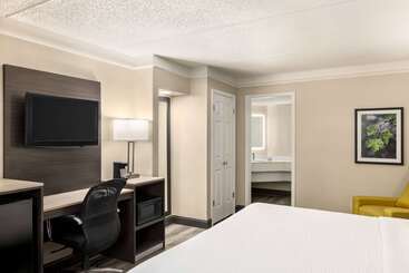 هتل La Quinta Inn By Wyndham San Antonio I35 N At Toepperwein