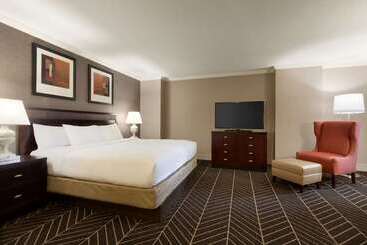 هتل Hilton Arlington