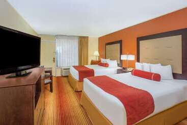 هتل Clarion Inn & Suites And Convention Center