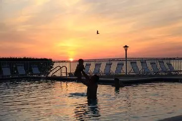هتل آپارتمان Sailport Waterfront Suites