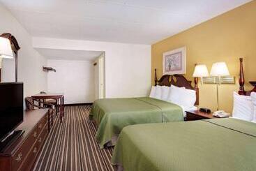 Отель Travelodge By Wyndham Chambersburg