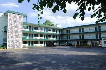 Отель Travelodge By Wyndham Chambersburg