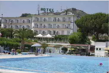 בית מלון כפרי Tennis