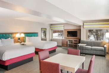 Отель Hampton Inn & Suites Houghton