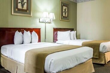 Hotel Quality Inn Airport Cruise Port