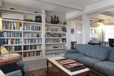 ホテル The First Colony Inn