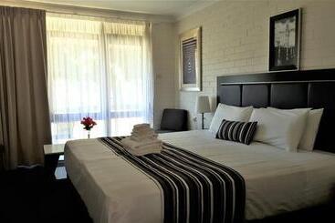 Hibiscus Lakeside Motel