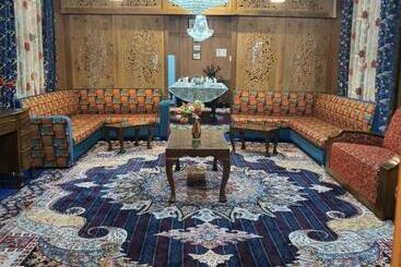 هتل The Badyari Palace Houseboats