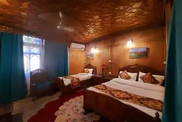 هتل The Badyari Palace Houseboats