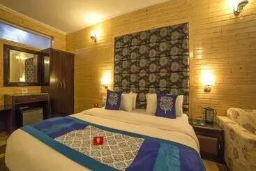 Hotel Pamposh