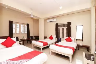 هتل Trimurty International By Oyo Rooms