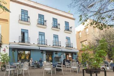 مسافرخانه The Corner House