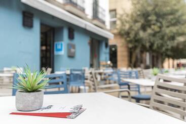 مسافرخانه The Corner House