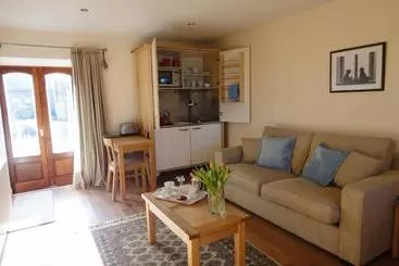 تختخواب و صبحانه The Courtyard