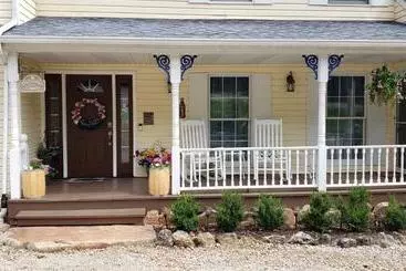 Aamiaismajoitus (B&B) Cottage By The Castle