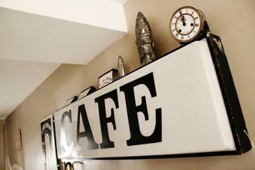 Жильё для туристов Mustach House