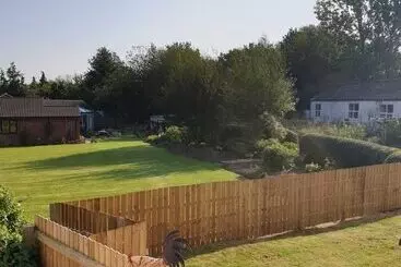 Hostelli The Crown Lodge & Restaurant