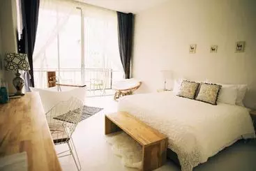 Majatalo White Wall Riverfront