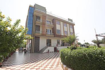 Hotel Capital O 19810 Golden Bagh Resort