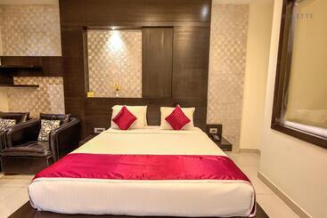 בית מלון כפרי Pioneer Grand Palace