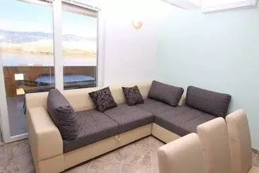 آپارتمان‌های توریست‌ها Apartments Ljubic