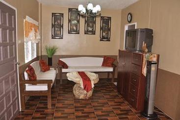 Otel Roy's Cabin Suites