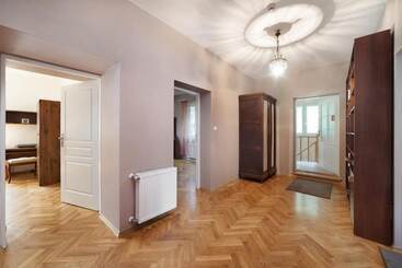 بنسيون Willa Astoria