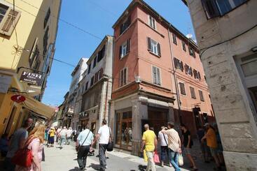 Daire Top Center Rooms & Studio