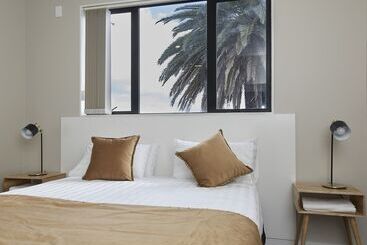 汽车旅馆  Three Palms Lodge